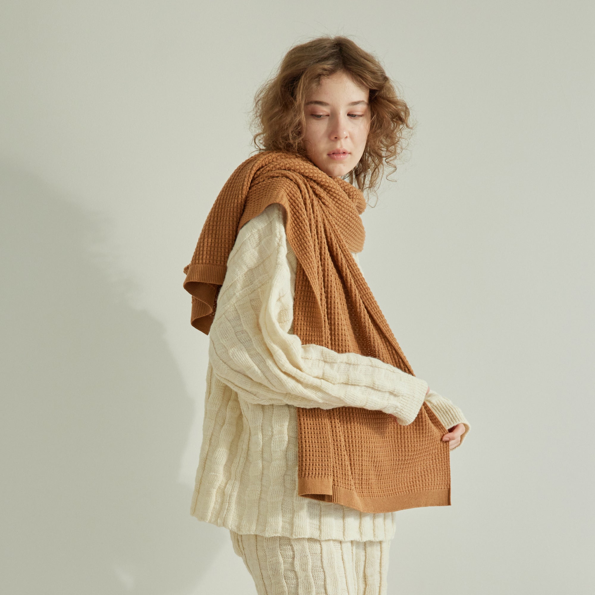 NETENE.｜ パフィーニットフードストール(Puffy Knit Hoodie Stole)